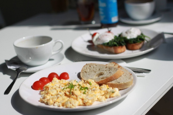 Brunch avec œufs brouillés à Toulouse